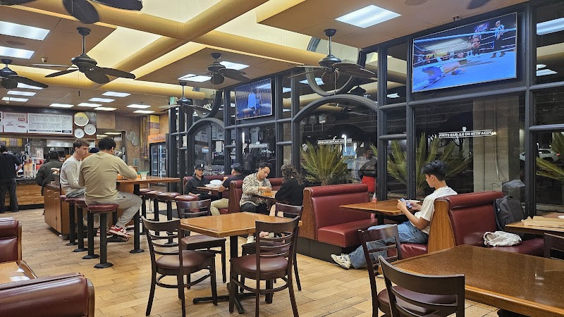 Relaxed dining room vibes