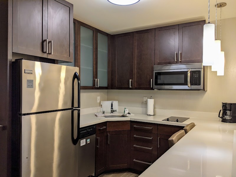 Full kitchen, stainless appliances