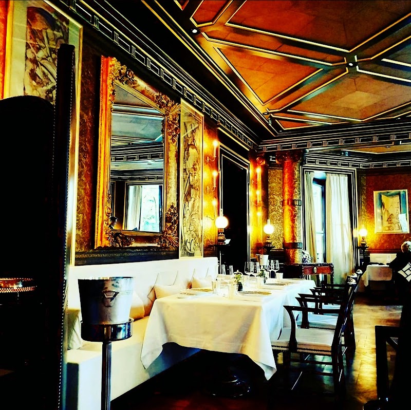 Gilded mirrors, Parisian grandeur