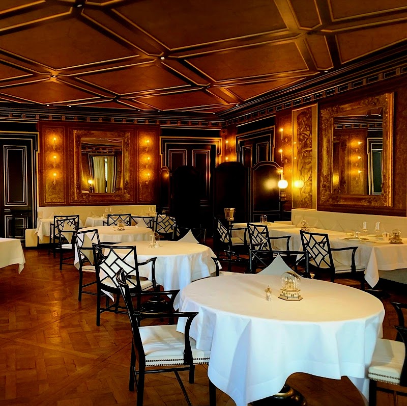 Golden walls, candlelit tables