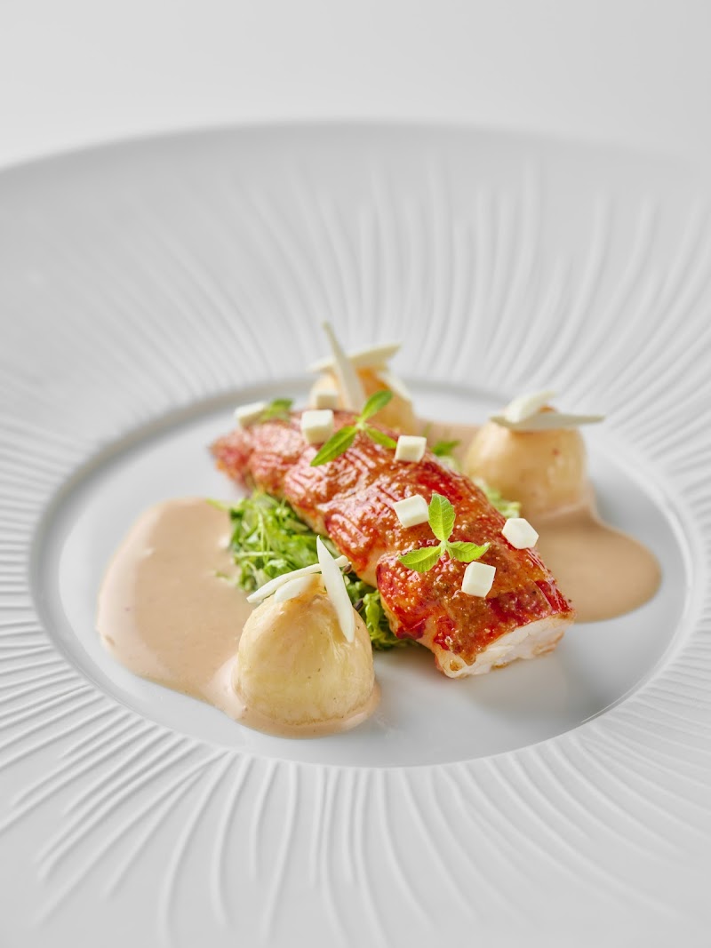 Refined plate, precise artistry