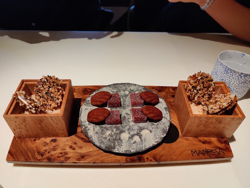 Manresa petit fours presentation