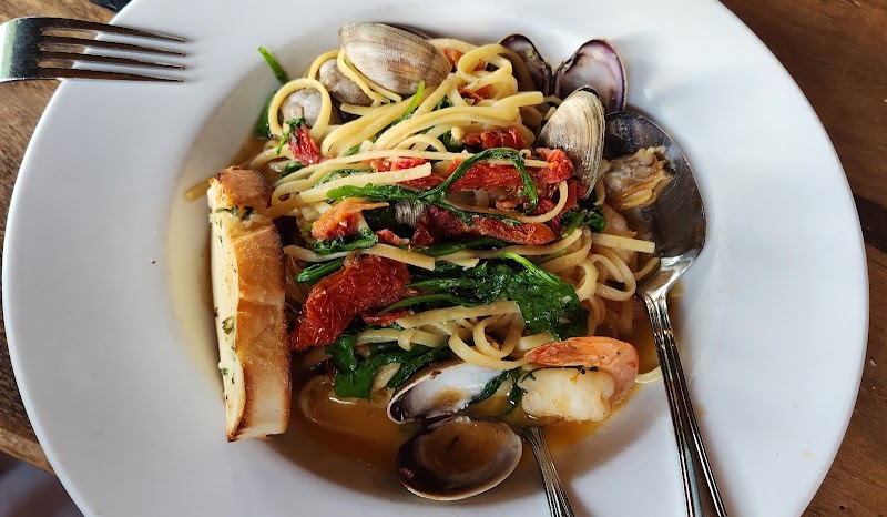 Clam linguine, rustic style
