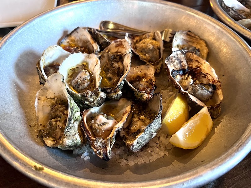Grilled oysters, lemon finish