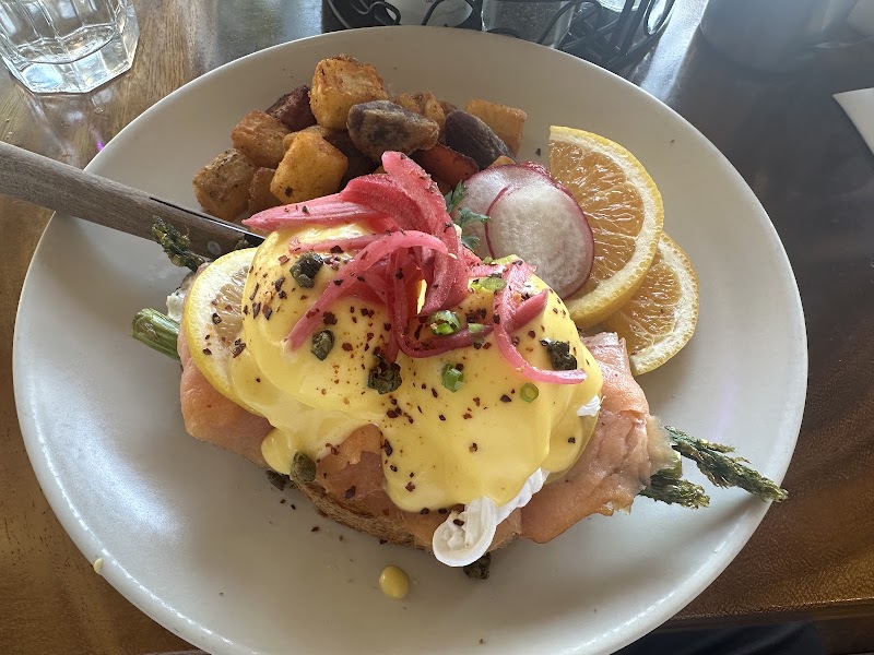 Salmon Benedict, golden hollandaise