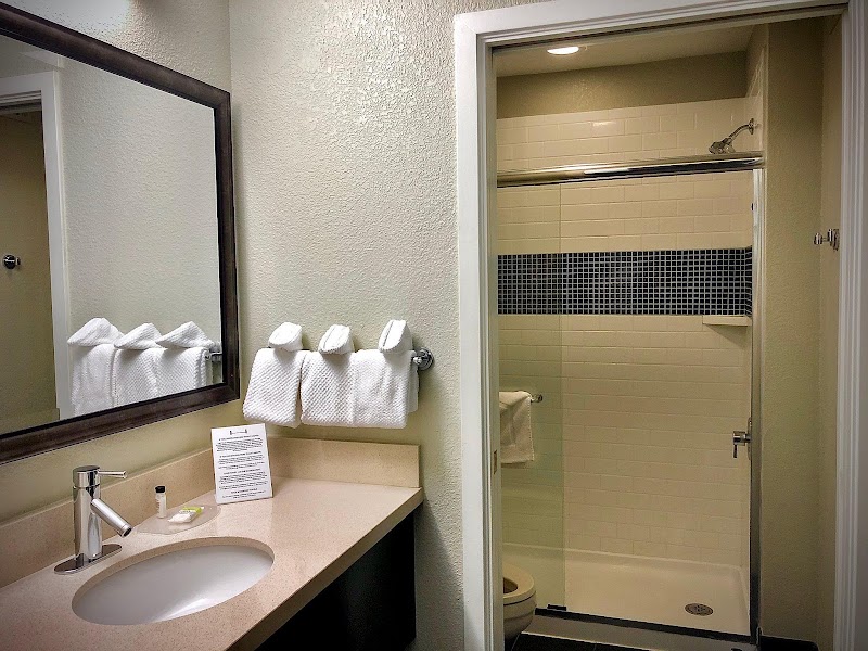 Fresh bathroom, tidy towels