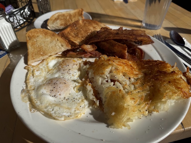 Classic eggs, bacon, hashbrowns
