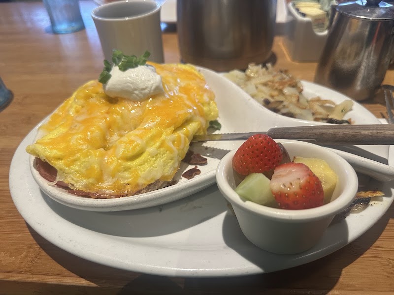 Cheesy omelette with fruit