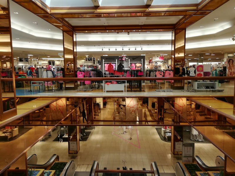 Multi-level retail atrium