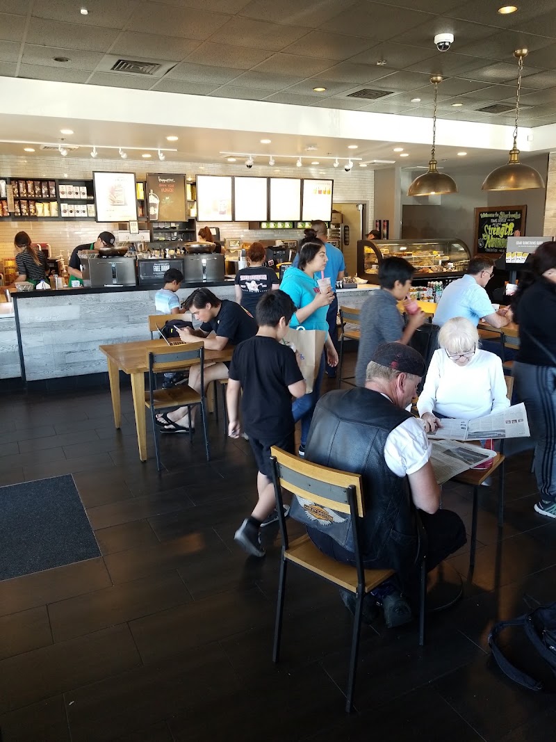 Busy café, energetic crowd