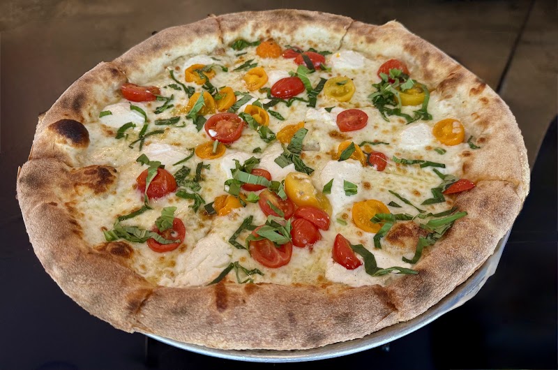 Tomato basil pizzeria pie