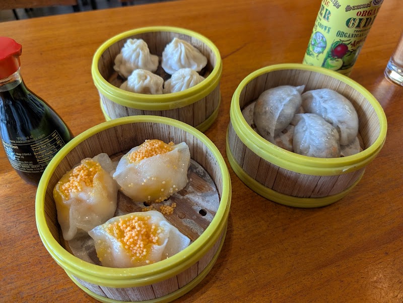 Steamed dumplings, bright bamboo baskets