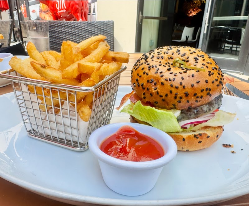 Bacon cheeseburger with crispy fries