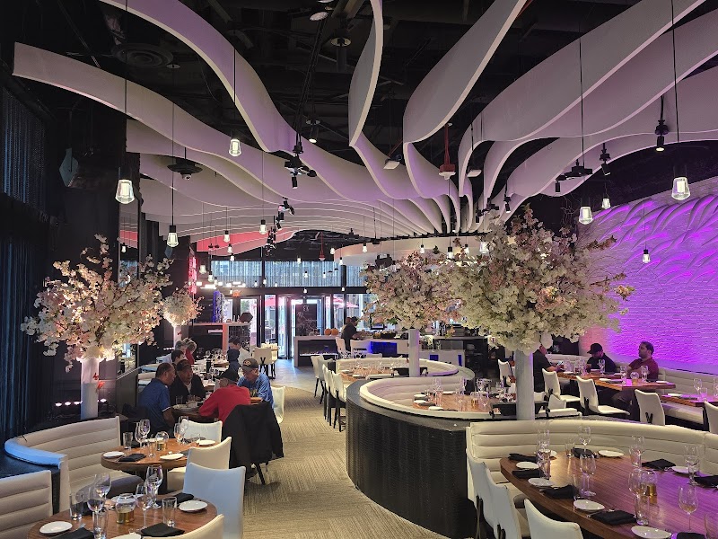 Clubby dining room in bloom