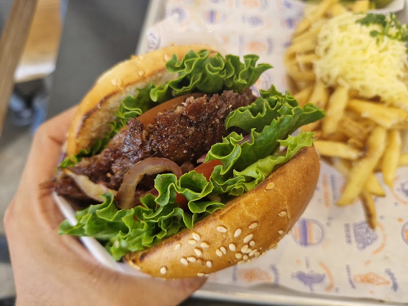 Juicy burger, garlic fries