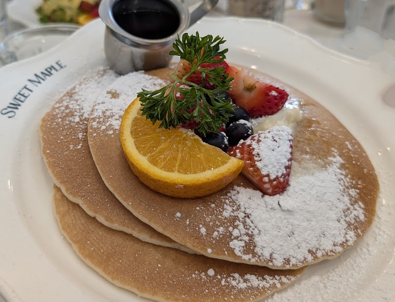 Fluffy pancakes, fresh fruit
