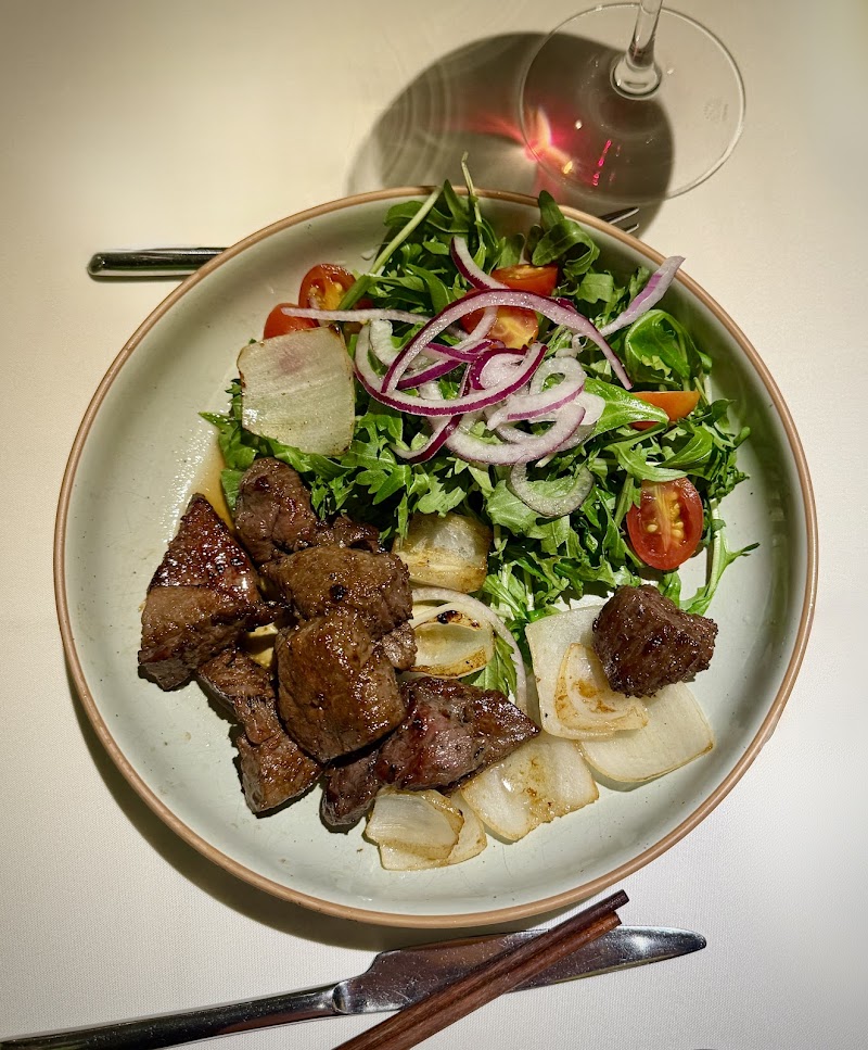 Seared beef, fresh salad