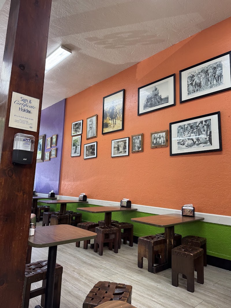 Colorful dining room walls
