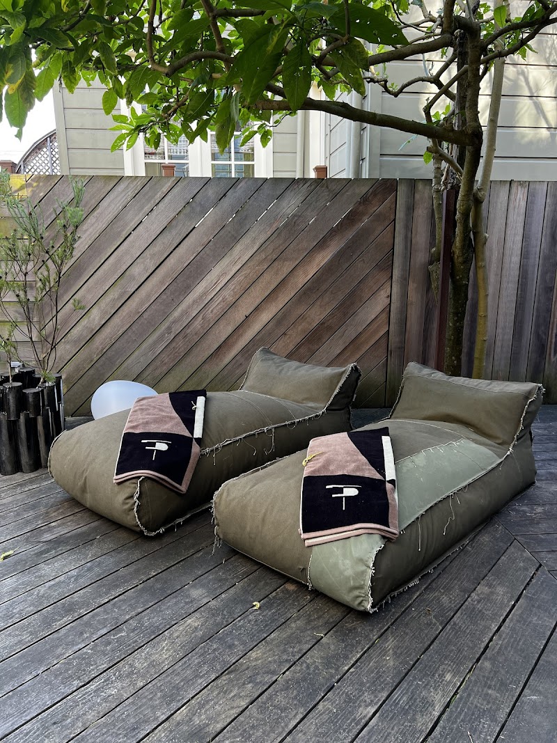 Relaxed outdoor floor seating