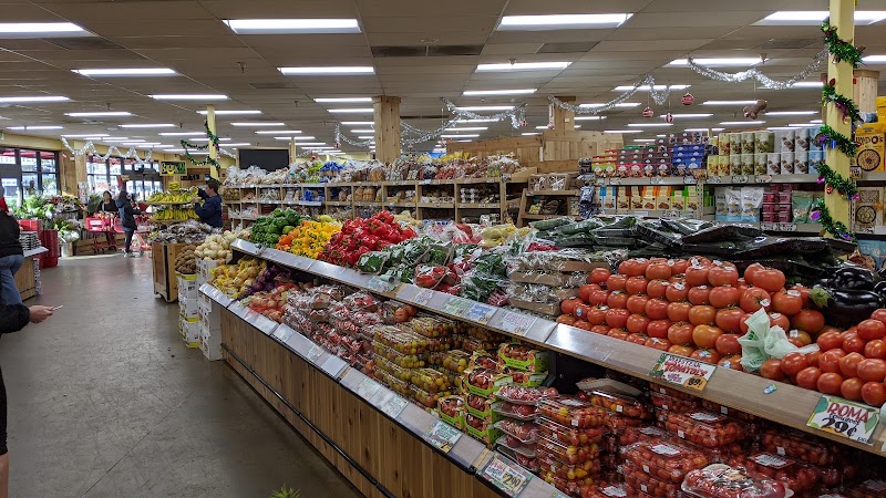 Colorful vegetables, clean aisles