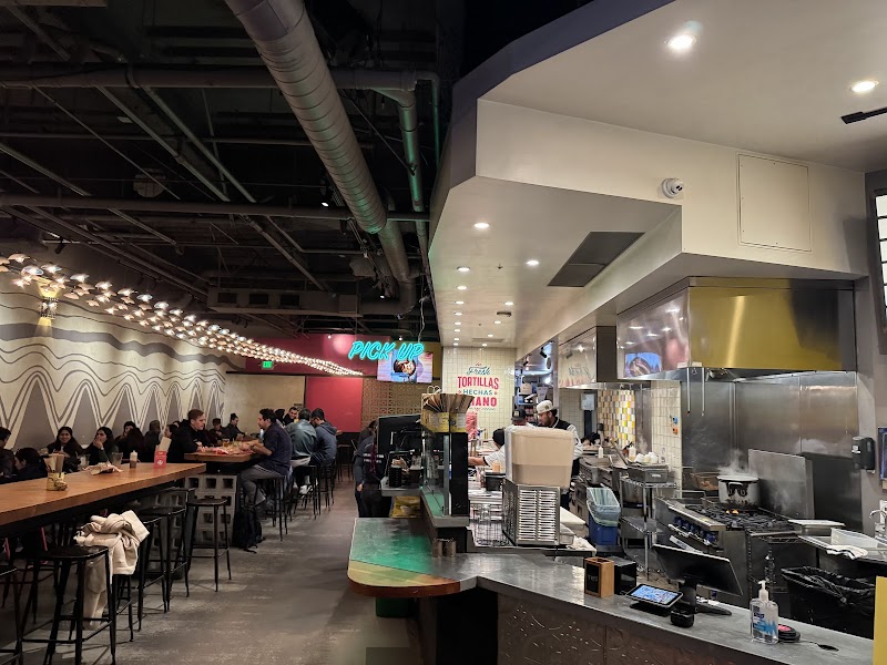 Lively open kitchen dining