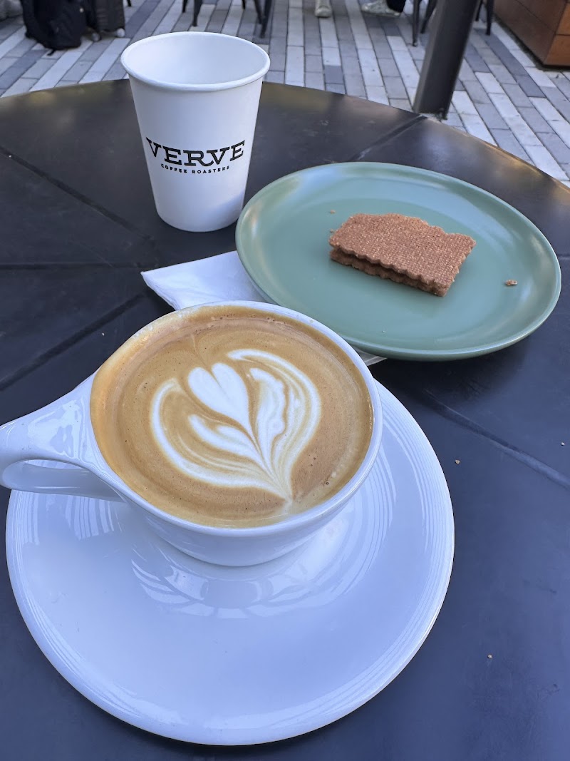 Latte art, outdoor table