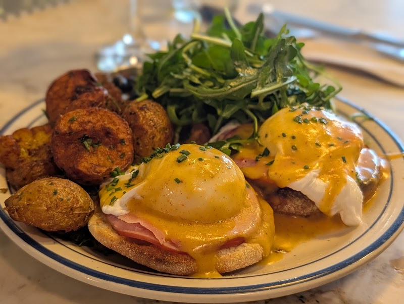 Eggs Benedict, crispy potatoes