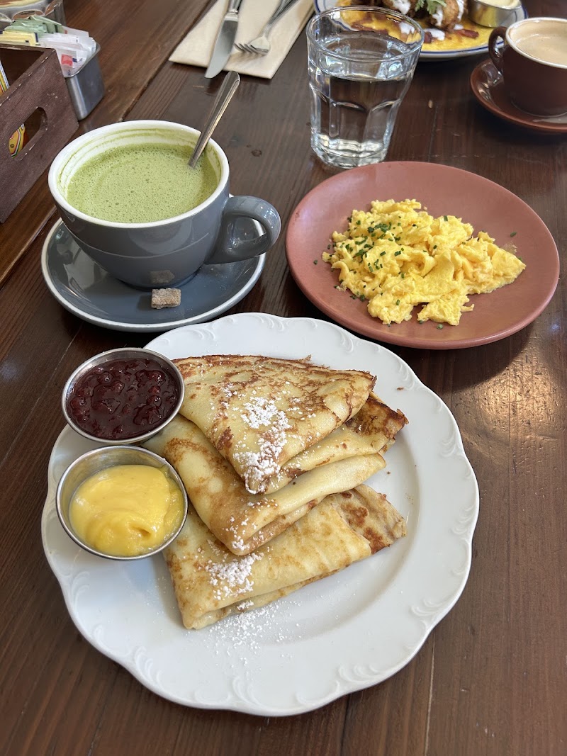 Swedish pancakes with lemon curd