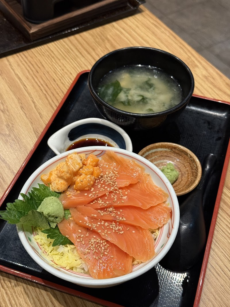 Salmon and uni donburi
