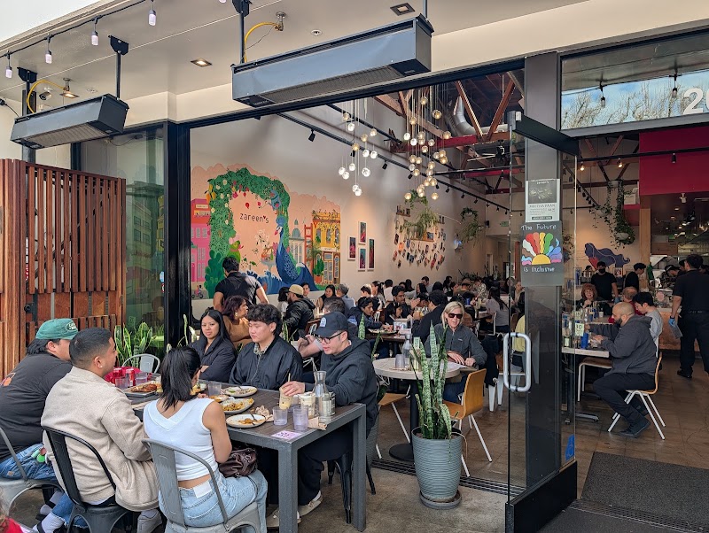 Lively daytime dining crowd