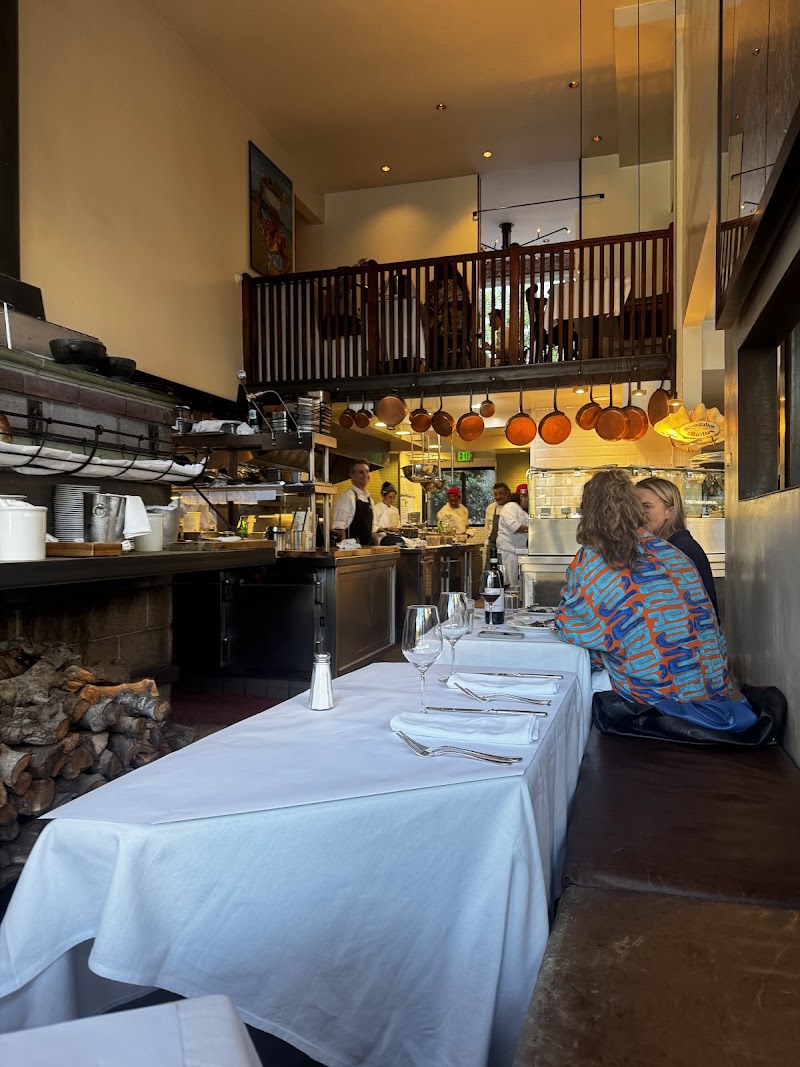 Open kitchen, warm dining room